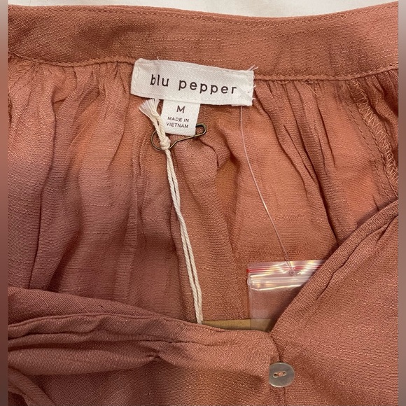 BLU PEPPER Women’s Long Balloon Sleeves V Neck with Tie Button Detail Size M - Picture 3 of 4